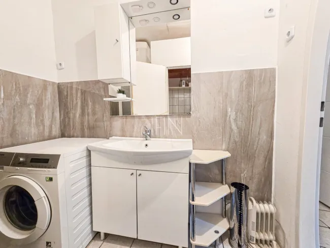 Wohnung 2) Badezimmer