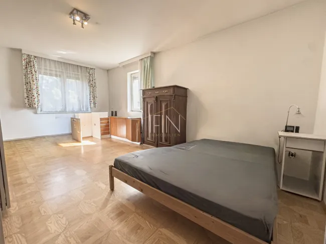 1. Stock: Schlafzimmer