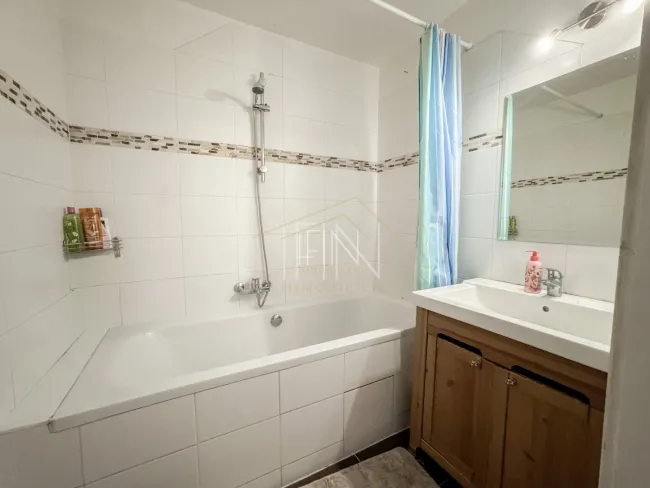 Badezimmer mit Badewanne