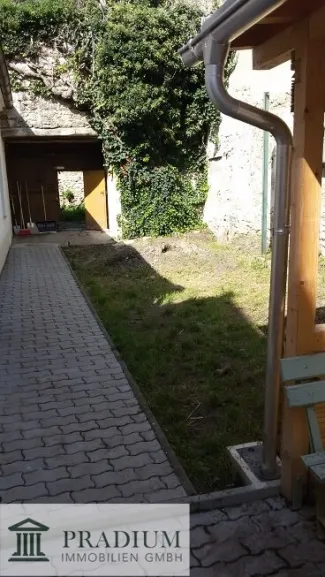 Zentral. Bestandssicher. Entwicklungsstark. – Zinshaus in Bruck an der Leitha für Investoren - Bild