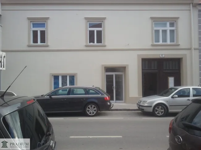Zentral. Bestandssicher. Entwicklungsstark. – Zinshaus in Bruck an der Leitha für Investoren - Titelbild
