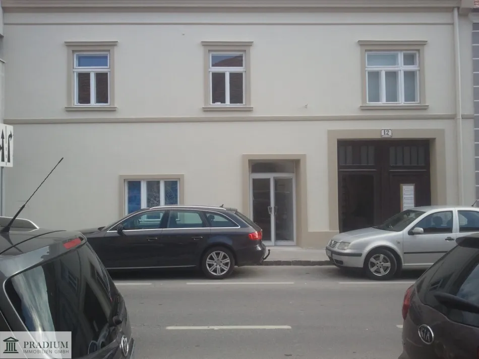 Zentral. Bestandssicher. Entwicklungsstark. – Zinshaus in Bruck an der Leitha für Investoren - Titelbild