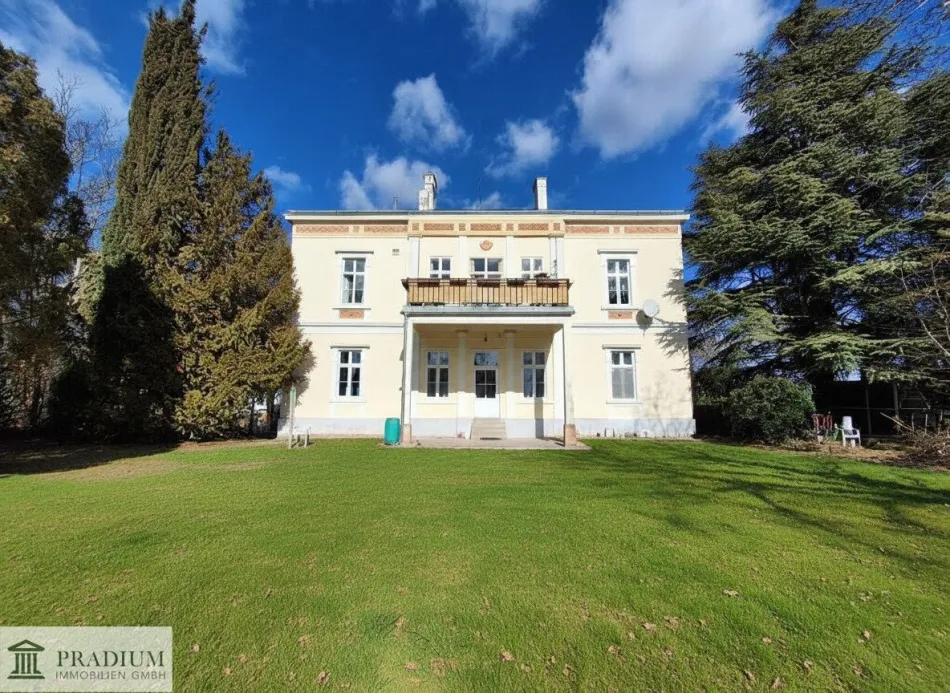 Sommer in der Villa - 300m² Wohnfläche - 1.500m² Garten - Titelbild