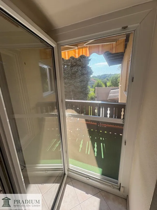 Stilvolle Anlegerwohnung mit Balkon und Grünblick - Bild