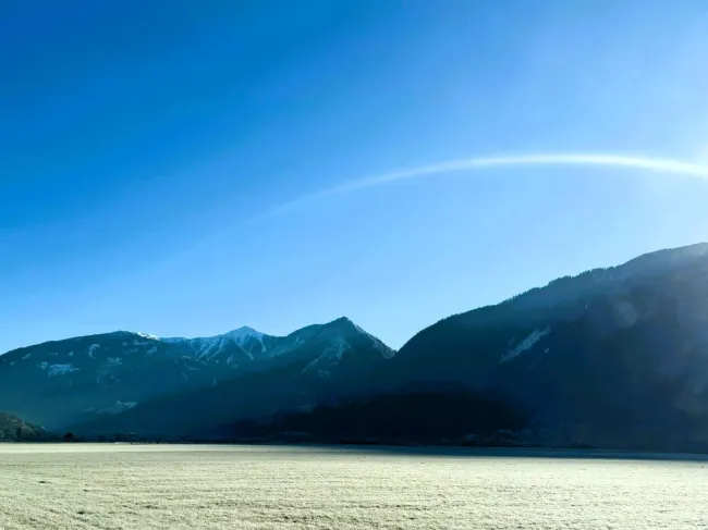 Blick auf die winterliche Berglandschaft