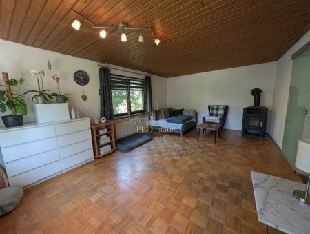 Großzügiges Haus mit zwei getrennte Wohneinheiten, Keller und Garage in Lenzing! Absolute Ruhelage!