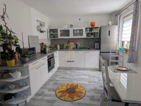 Großzügiges Haus mit zwei getrennte Wohneinheiten, Keller und Garage in Lenzing! Absolute Ruhelage!
