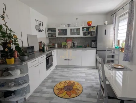 Großzügiges Haus mit zwei getrennte Wohneinheiten, Keller und Garage in Lenzing! Absolute Ruhelage!