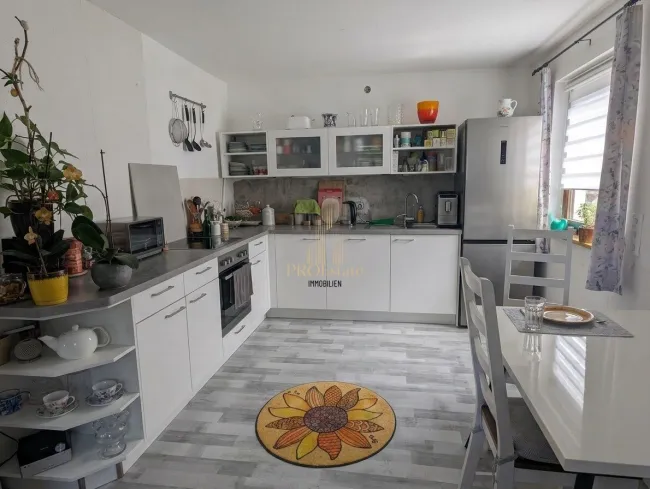 Großzügiges Haus mit zwei getrennte Wohneinheiten, Keller und Garage in Lenzing! Absolute Ruhelage! - Bild