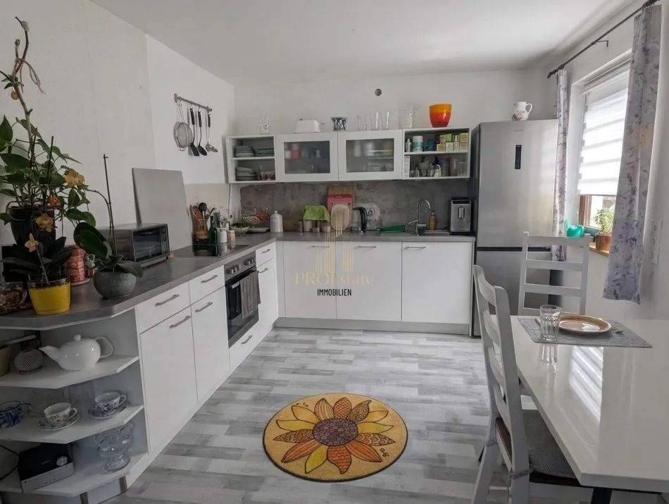 Großzügiges Haus mit zwei getrennte Wohneinheiten, Keller und Garage in Lenzing! Absolute Ruhelage! - Bild