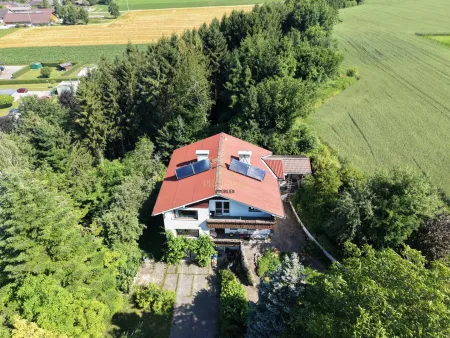 Großzügiges Haus mit zwei getrennte Wohneinheiten, Keller und Garage in Lenzing! Absolute Ruhelage!