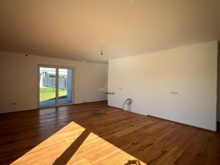 Einladende Doppelhaushälfte mit Garten, Doppelgarage und Terrasse in Stadl-Paura – Ihr Erstbezug!