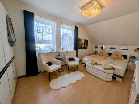 Lichtdurchflutete, zentrale Dachgeschosswohnung in Ansfelden: 144m², 4 Zimmer, Garten & 3 Stellplätze!