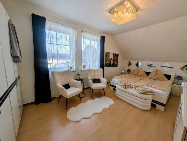 Lichtdurchflutete, zentrale Dachgeschosswohnung in Ansfelden: 144m², 4 Zimmer, Garten & 3 Stellplätze! - Bild