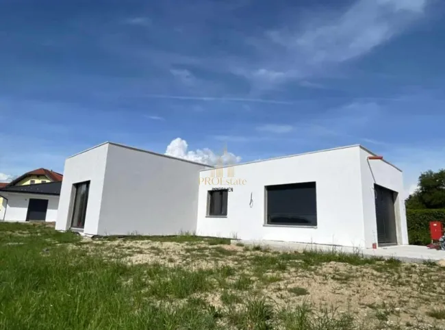 Neuwertiges Einfamilienhaus im Bezirk Schärding: 4 Zimmer, Garten, Terrasse, perfekte Familienoase! - Bild