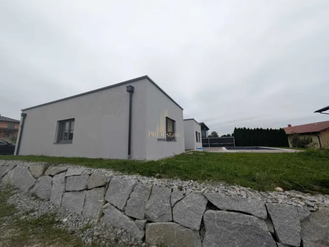 Neuwertiger Bungalow in Peuerbach: 4 Zimmer, Pool, Terrasse – Ihr Traumhaus wartet! - Titelbild