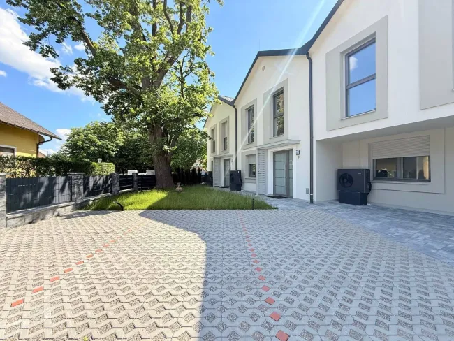 ERSTBEZUG-REIHENHAUS mit Eigengarten und 2 Parkplätze – modernes Wohnen auf höchstem Niveau - Bild
