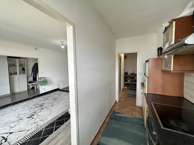 Helle renovierungsbedürftige 2,5-Zimmer Wohnung - Bild
