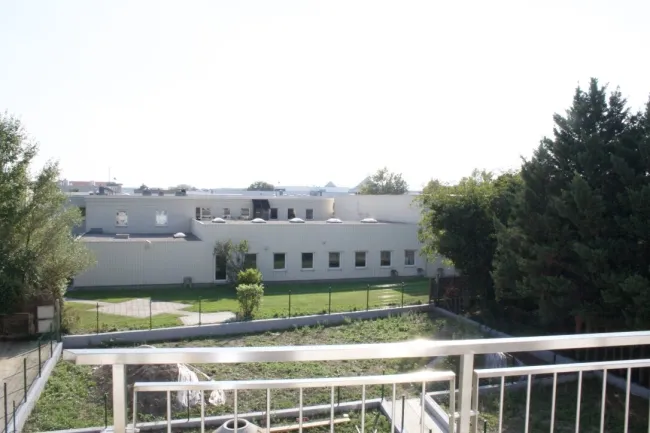 SEHR Grosse Sonnige Dachgeschosswohnung mit Grosser Dachterasse 360° Blick Klmatisiert/Gemeinschaftsgarten/ Garege im Eigentum Möbliert und DAN Küche... - Bild