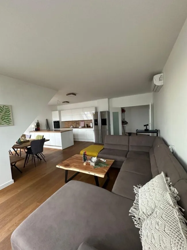 SEHR Grosse Sonnige Dachgeschosswohnung mit Grosser Dachterasse 360° Blick Klmatisiert/Gemeinschaftsgarten/ Garege im Eigentum Möbliert und DAN Küche... - Titelbild