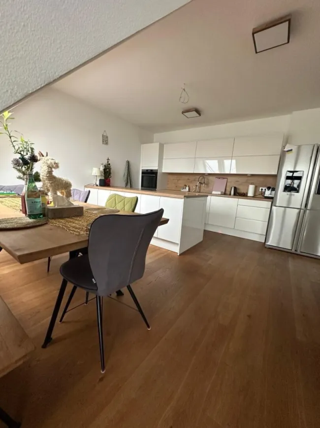 SEHR Grosse Sonnige Dachgeschosswohnung mit Grosser Dachterasse 360° Blick Klmatisiert/Gemeinschaftsgarten/ Garege im Eigentum Möbliert und DAN Küche... - Bild