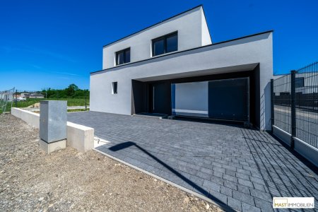 Neubau in Strasshof! Belagsfertiges Einfamilienhaus mit 149 m² Wohnfläche, Terrasse & 2 PKW-Stellplätzen – zentrale Lage nahe Wien