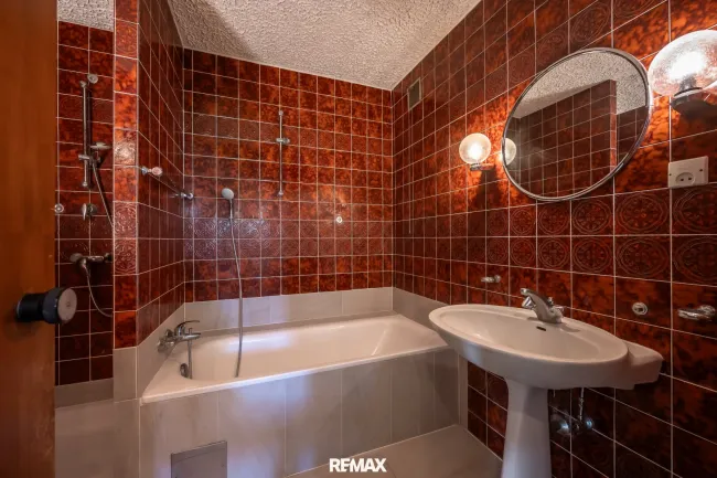 Bad mit Wanne und Dusche