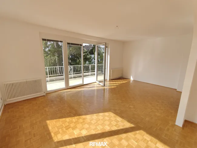 großes helles Wohnzimmer