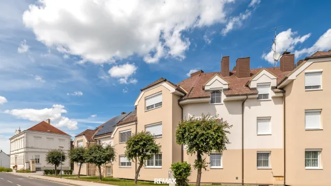 Neuwertige 3.Zi-Wohnung mit Stellplatz und großem Keller bei Bad Pirawarth - Titelbild