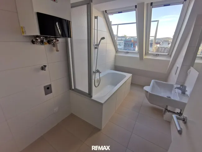 2 Zimmer DG Wohnung im 9. Bezirk. bezugsfertig - Bild