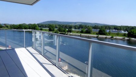 Balkon mit Blick aufs Wasser