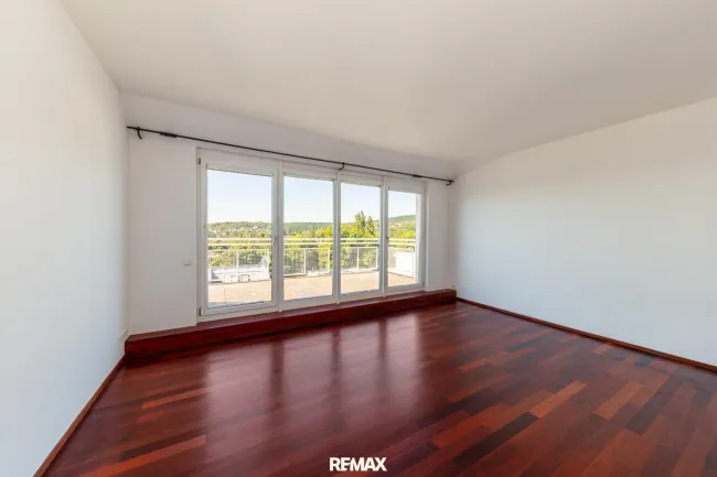 Masterbedroom mit Ausgang auf die Terrasse