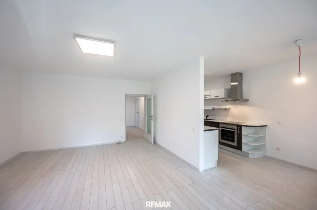 Wohnzimmer mit abgetrennter Küche