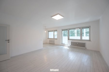 Wohnzimmer mit Ausgang auf die Loggia