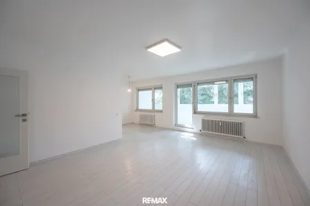 Wohnzimmer mit Ausgang auf die Loggia