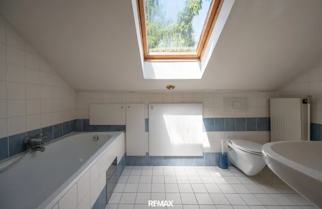 DG: Badezimmer mit Fenster