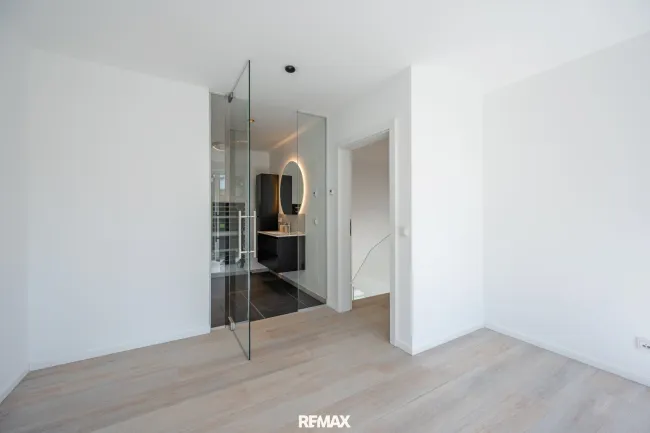 Schlafzimmer mit En-Suite-Badezimmer