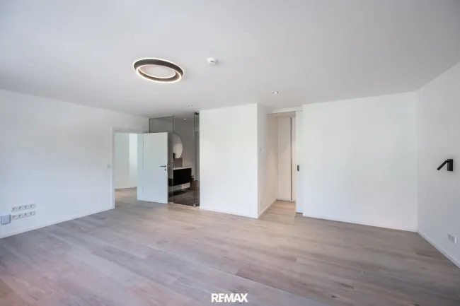 Schlafzimmer mit En-Suite-Badezimmer und WC