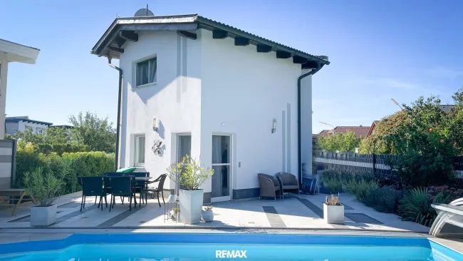Haus und Poolansicht