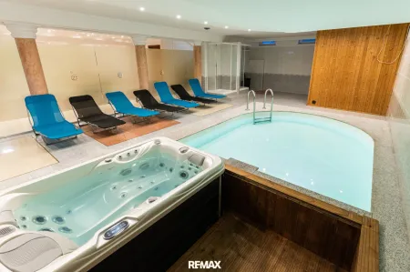 Pool innen Jacuzzi Wellness