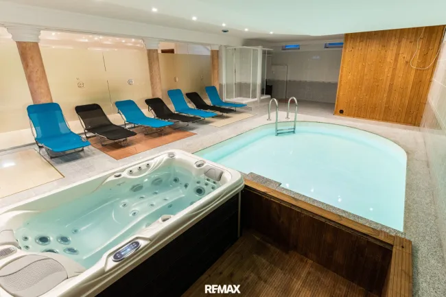 Pool innen Jacuzzi Wellness