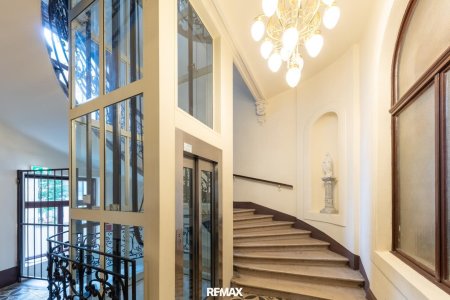 Treppenhaus mit Lift