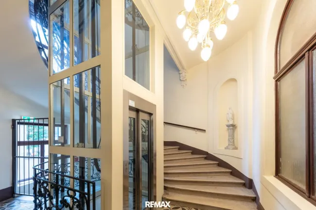 Treppenhaus mit Lift