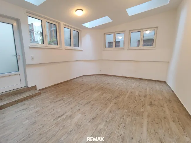 helle Arbeitsplätze mit Ausgang Terrasse
