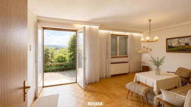 Wohnzimmer mit unverbaubarem Traumblick