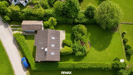 Vogelperspektive Grundstück mit Haus und Garage