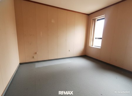 Gute Wohnmöglichkeit und 1 großzügiges Zimmer, großer Vorraum, leicht einzurichten. Sehr angenehme Lage im 10..
