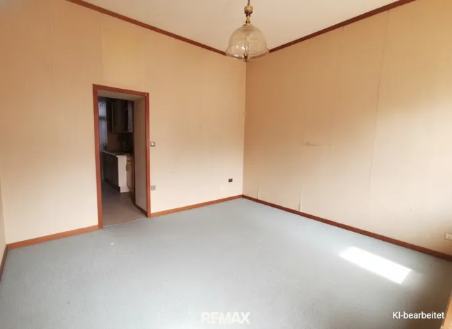 Gute Wohnmöglichkeit und 1 großzügiges Zimmer, großer Vorraum, leicht einzurichten. Sehr angenehme Lage im 10.. - Bild