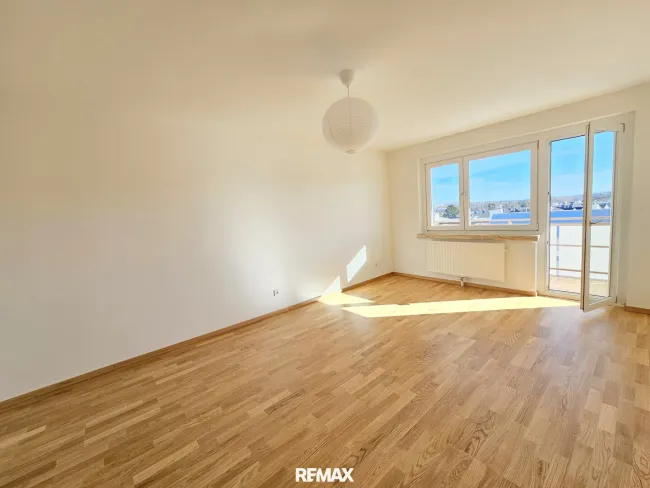 Wohnzimmer mit Zugang zur Loggia