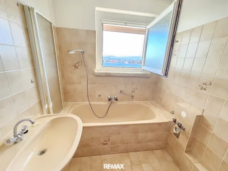 Helles Badezimmer